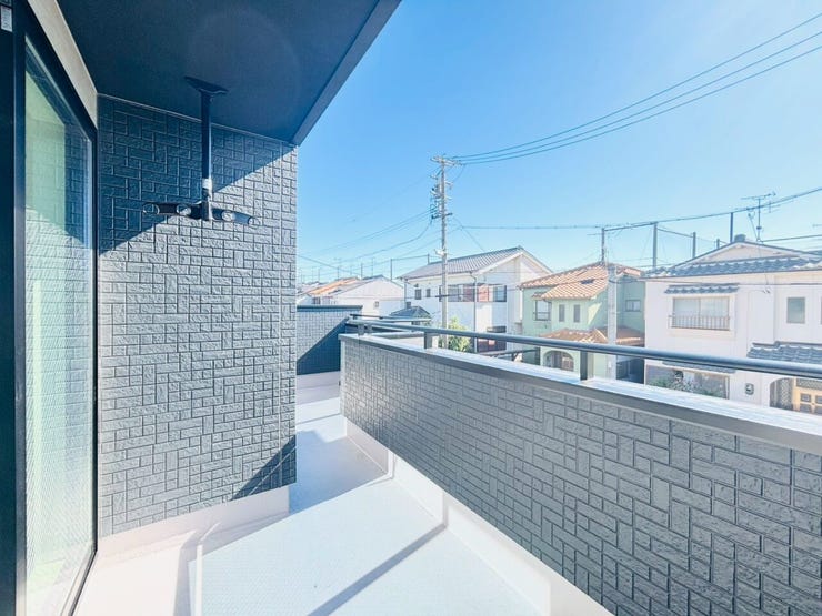 南に面したバルコニーは陽当りがよく洗濯物が乾きやすいです♪