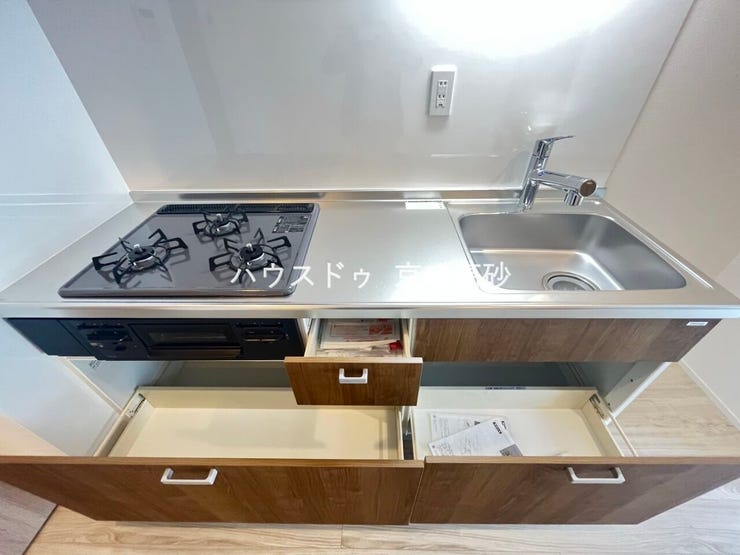 適材適所の収納付きです。