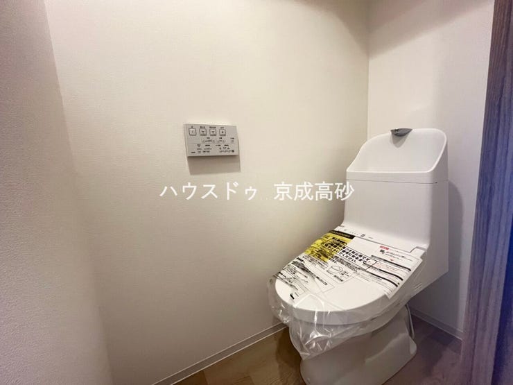 お掃除しやすい素材と機能にこだわったトイレはいつまでもキレイが続きます。少ない水量で洗浄できる、環境にもお財布にもやさしいエコなトイレです。