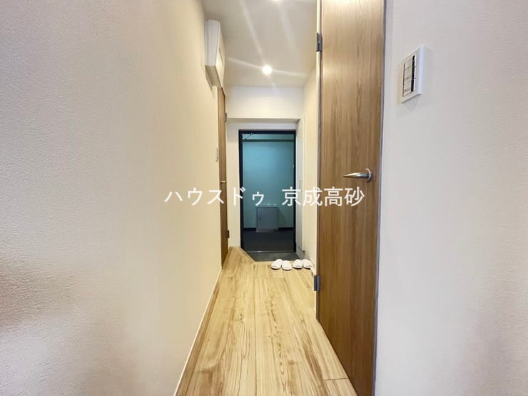 清潔感と心が落ち着くホワイトの壁紙。毎日の生活を少しでも快適に過ごして頂ける様、飽きのこない明るい雰囲気を大切にいたしました。