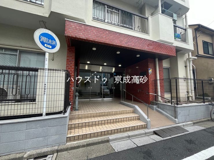 階段・スロープ付きマンション出入口