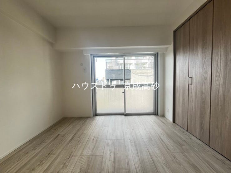 大きな窓からは快適な光を取り入れ、通気性能を上げる事で居心地の良い空間を演出してくれます。