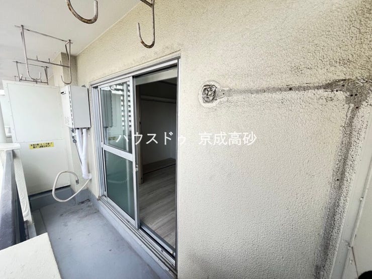 暖かい陽ざしが差込むバルコニー。晴れた日には洗濯物が良く乾きます。風通しも良好です。