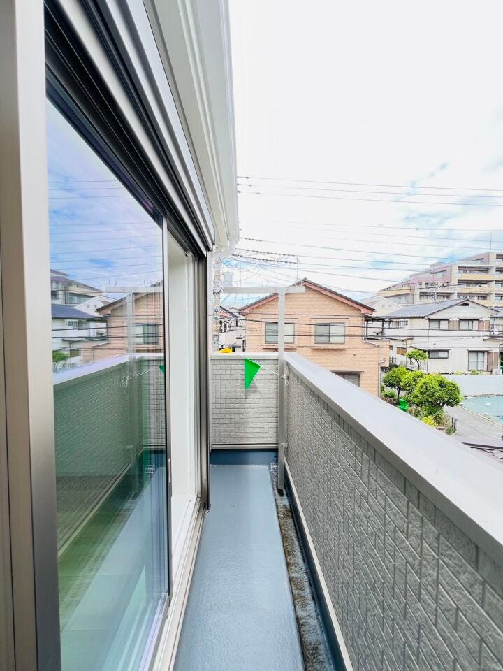 開放感あふれる日当たりの良いバルコニー。洗濯物もしっかり乾くゆとりある空間です。周囲に高い建物が少なく、心地よい風が吹き抜けます。毎日の家事も、外の景色を眺めながら晴れやかな気分でこなせます。