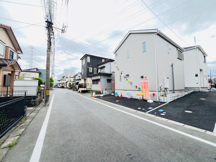 【外観】
白を基調とした清潔感のある空間が、住まう人を優しく迎え入れる住まいの顔です。