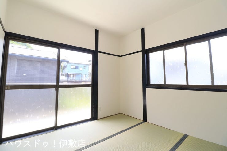 春山町 中古戸建 【2F和室4.5帖】
南側と西側の2方向に窓があり、光が入りやすい和室