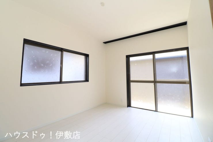 春山町 中古戸建 【2F洋室6帖】
白を基調とした室内で清潔感と開放感があります
