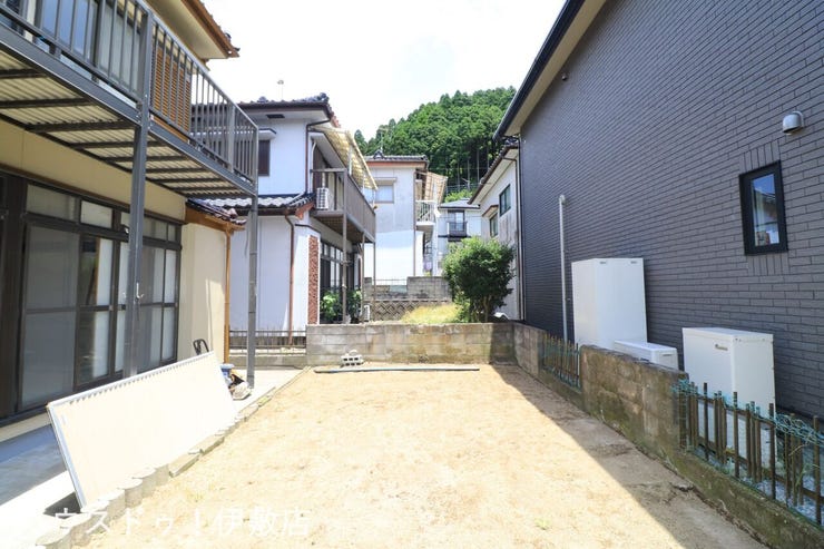 春山町 中古戸建 【庭】
南側に庭がついており、家庭菜園など楽しめます