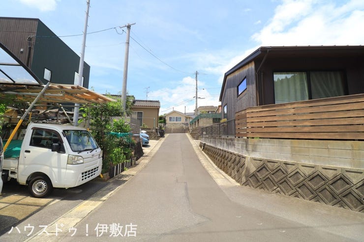春山町 中古戸建 【前面道路】
前面道路は、近隣住民の利用がメインのため、小さなお子様がいるご家庭も安心の環境