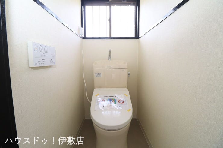 春山町 中古戸建 【トイレ】
ウォシュレット付きのトイレ。小窓付ですぐに自然換気も可能です