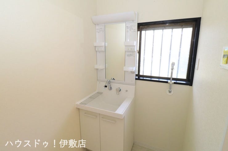春山町 中古戸建 【洗面台】
白く清潔な洗面台は一日のはじまりのスイッチを入れるのにピッタリなスペース。