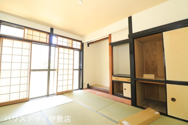 春山町 中古戸建 【和室6帖】
床の間や仏間、押入付きの和室。