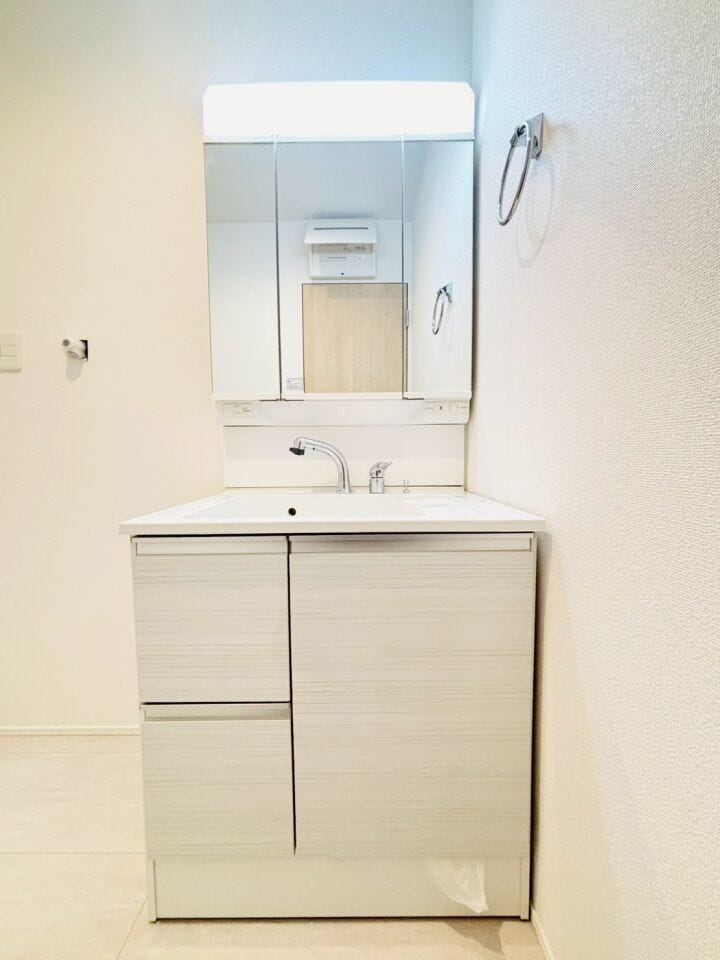 高い位置に水栓があり、水垢が付きにくい洗面台です!お掃除がとっても楽になります♪