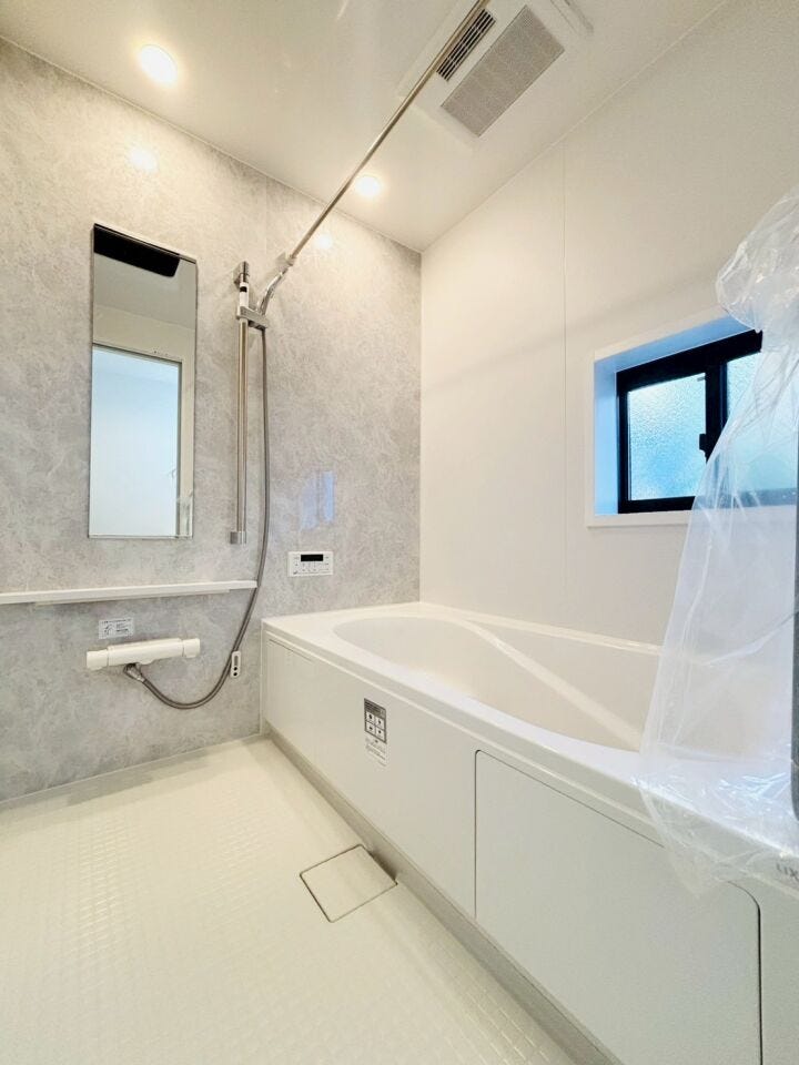 浴室に物干し竿があるため室内で洗濯物を干すことができ、 雨の日や寒い季節など、外に干すことが難しい場合に重宝します!