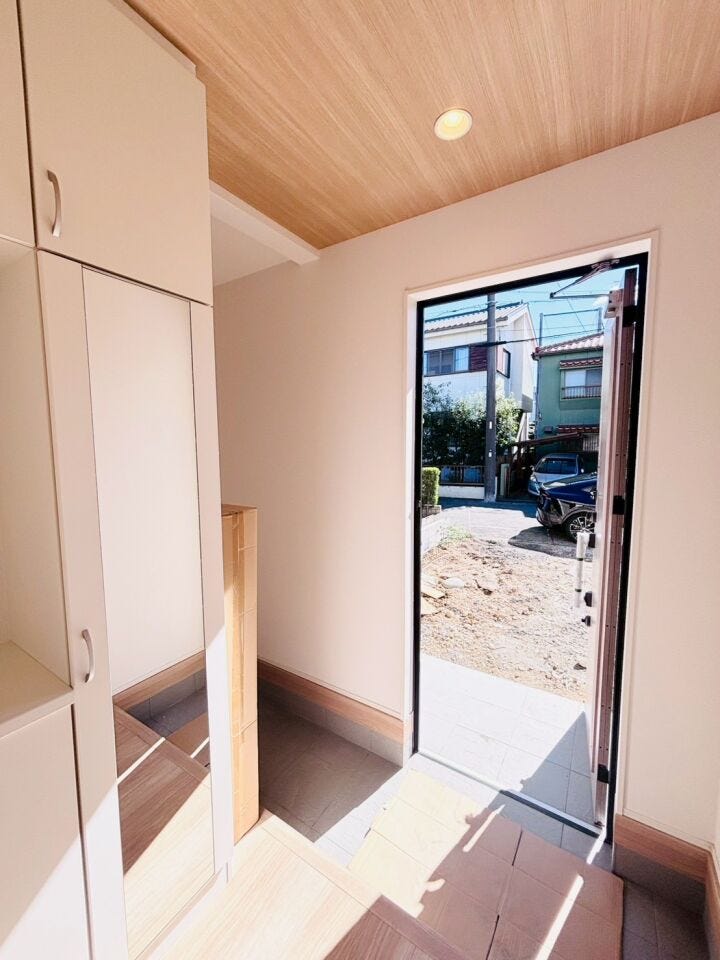 ガラス付きの玄関ドアはガラス部分から自然光が入るため、玄関が明るくなり、日中は照明を使わずに済むこともあります!