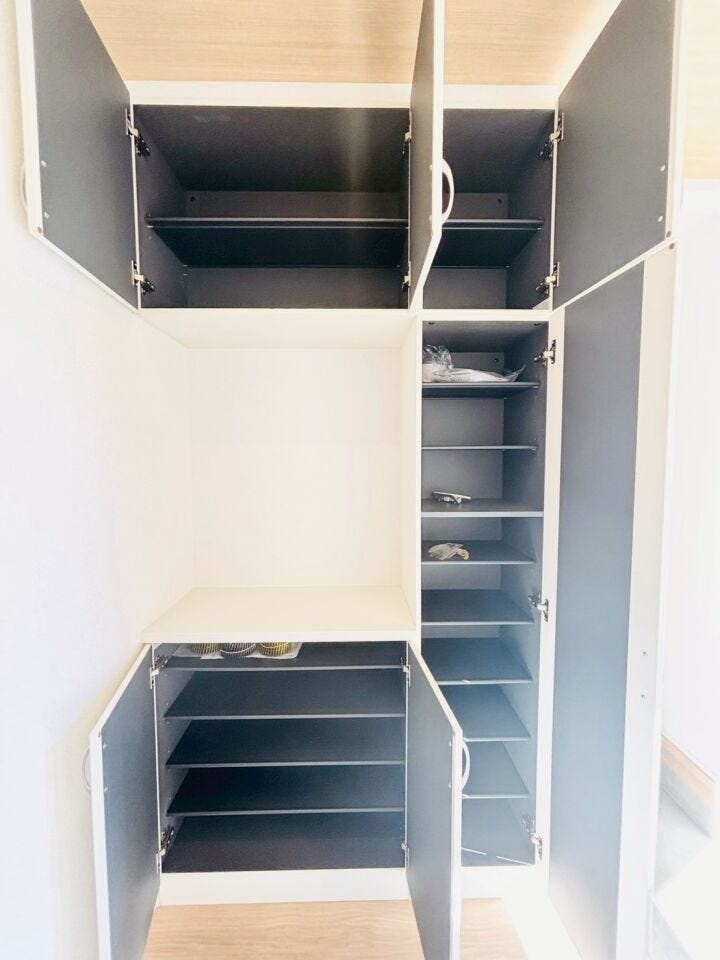 大容量のシューズボックスで靴の種類や季節に応じて多くの靴を収納でき、家族全員分の靴を一箇所にまとめて管理できます♪