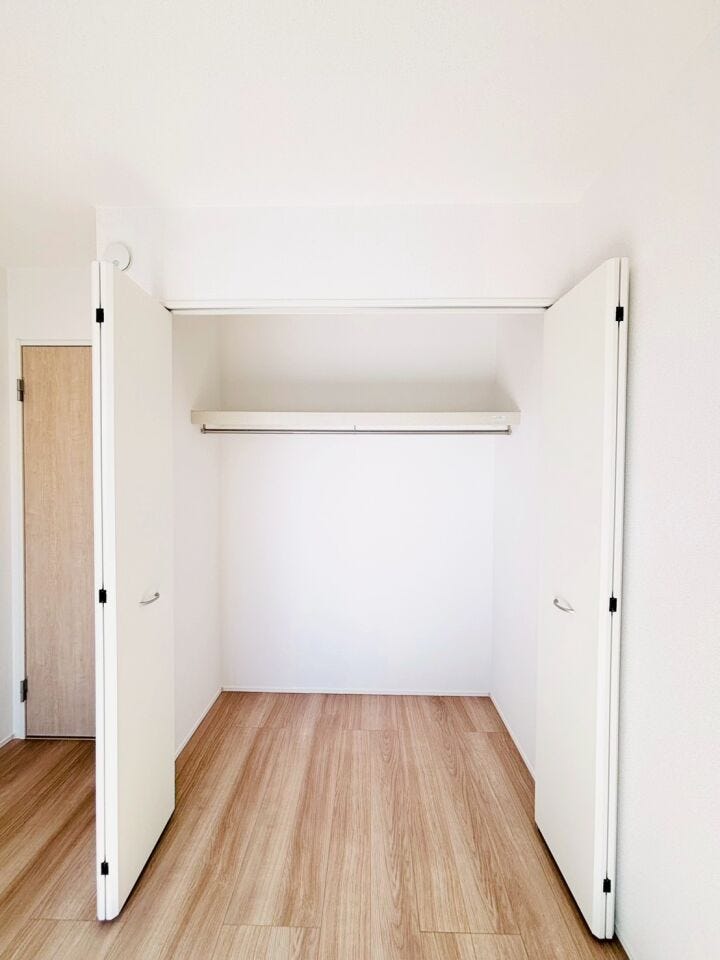 扉付きのクローゼットは中を隠せるため、生活感を抑えた洗練された印象を保ちやすいです!