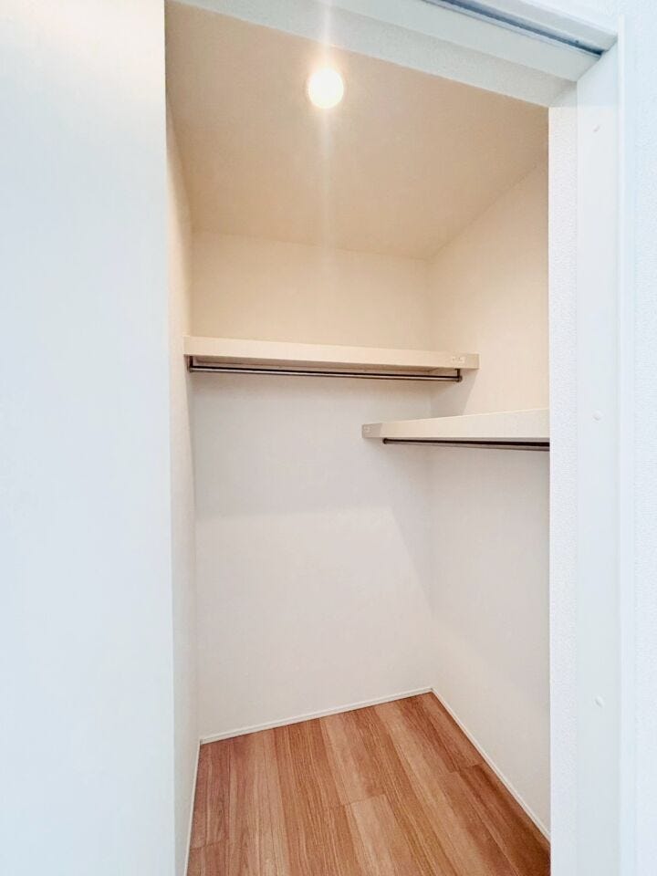 WICは広々とした収納エリアにより、衣類だけでなく、バッグ、靴、アクセサリーなどを一箇所にまとめて収納できます!