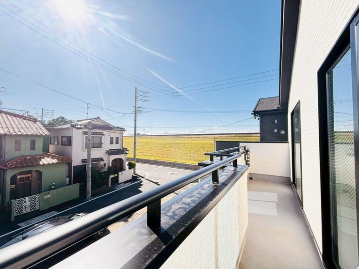 南に面したバルコニーは陽当りがよく洗濯物が乾きやすいです♪