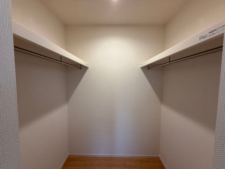 ■WIC■
たっぷり収納力で整理整頓が楽な魅力的なスペース◎お気に入りの洋服や小物を収納でき、一目で見渡せるため、コーディネートも簡単。快適な生活を実現するのをサポートします!