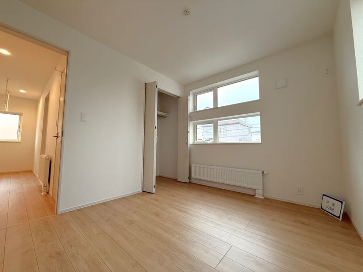 ■洋室(約5.2帖)■
子ども部屋にぴったりのサイズ感。クローゼット付きでお洋服や学用品の整理もラクラク。窓がついているため明るく風通しも◎。成長に合わせて長く使える、快適なプライベート空間です。