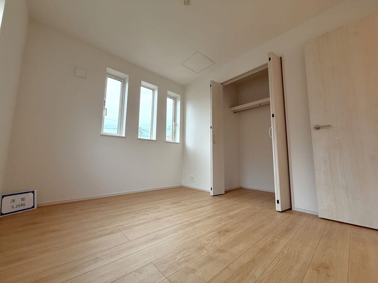 ■洋室(約5.2帖)■
クローゼットと可動式棚が備わっており、収納力豊富でとっても便利♪自分のライフスタイルに合わせてお洋服や荷物の整理がしやすい!快適なプライベートタイムをお楽しみいただけます。