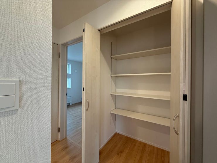 ■収納■
日常の小物整理や、掃除道具、日用品のストックの収納にぴったりな収納スペース。お部屋が、美しく整頓された空間となり、生活の便利さをサポートします。