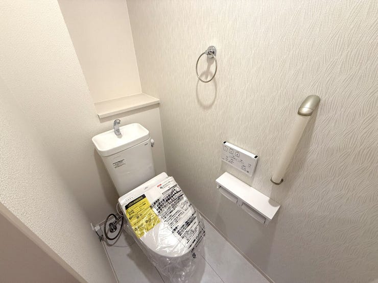 ■トイレ■
便利な壁リモコン付きトイレです♪一手間かからず快適な操作で、節水機能やウォシュレットなど機能が充実してます!洗練されたデザインと先進の技術が融合し、快適で清潔なトイレを提供します♪
