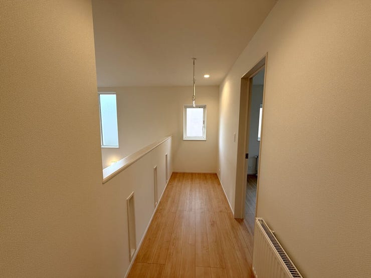 ■2階フリースペース■
2階フリースペースにはハンギングバーを設置。雨の日でも安心して洗濯物を干せる室内干しスペースとして活躍します。家事動線もスムーズで、忙しい日々も快適に過ごせます。