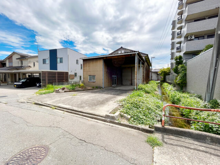 【外観】
建物は解体後、更地でのお引渡しとなります。お好きなハウスメーカーや工務店で、自由に建築プランをご検討いただけます。