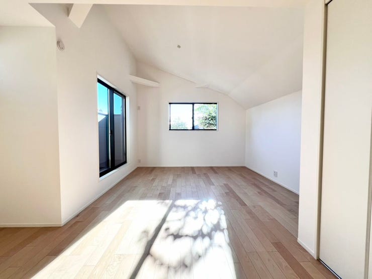 【リビング】
天井高を活かした伸びやかな空間に、光が優しく差し込む心地よいリビング。シンプルな中に上質さを感じる、デザイン性の高い仕上がりに。これからの時期に嬉しい床暖房付きなのも嬉しいポイントです♪