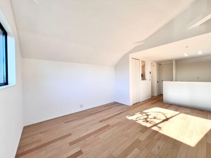 天井と木目のフローリングのコントラストが美しい、デザイン性の高いリビング。インテリアを引き立てる洗練された空間です。