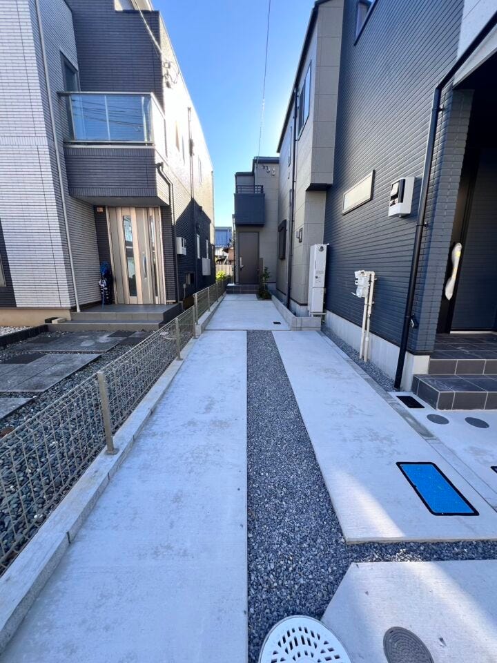 全体をモノトーンで統一し、都会的で洗練された印象のデザイン。アプローチにゆとりがあるので、お子様が自転車を出し入れしても安心です♪