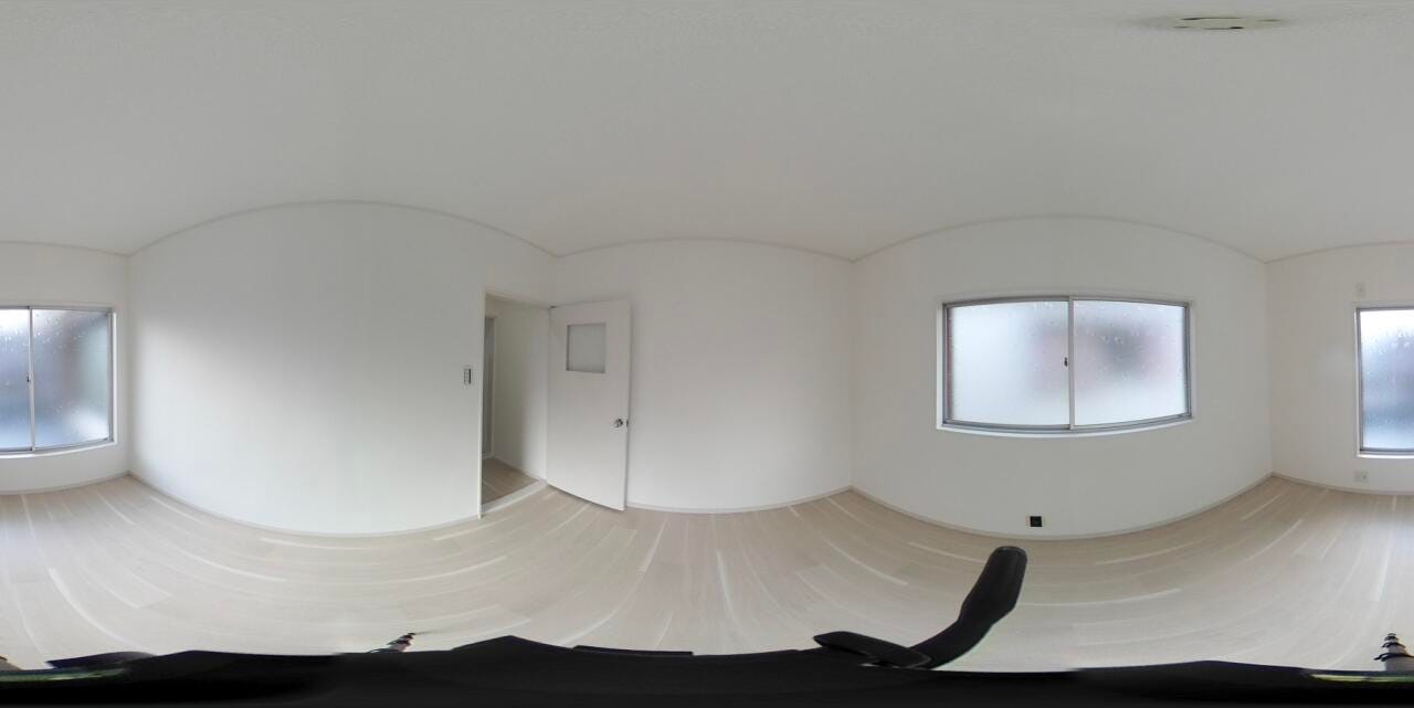 こちらの洋室も二面採光で、白く明るいお部屋になっております♪