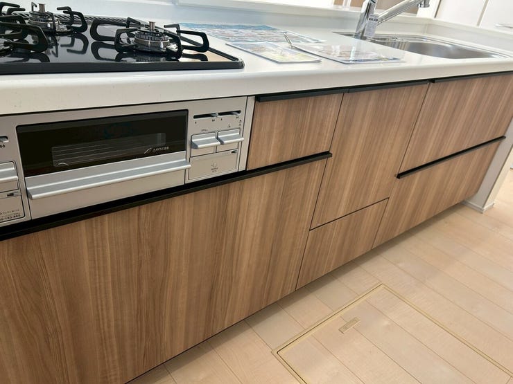 蛇口の先端に浄水器を内蔵。浄水シャワーが使える毎分4リットルのたっぷり浄水。自動クリーニングで、カートリッジはいつもキレイ。また、浄水器ごとホースを引き出せます。