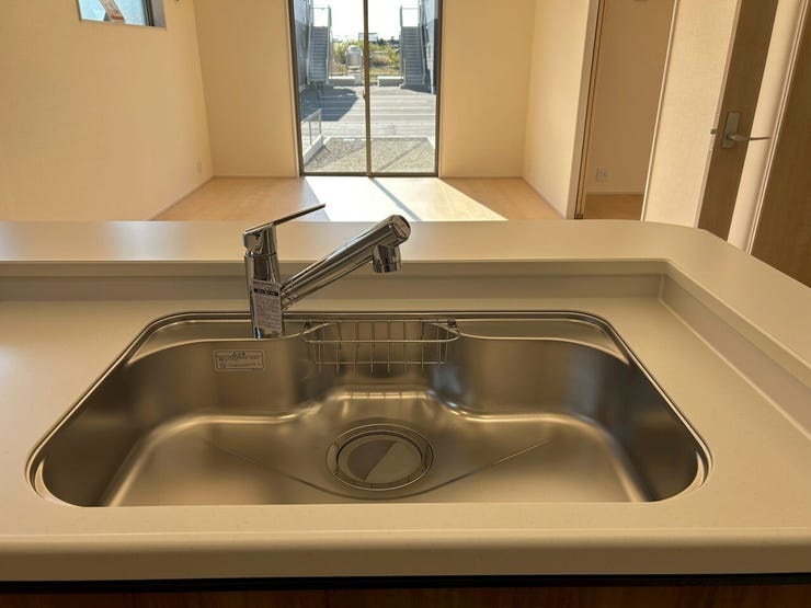 傷や汚れが付きにくい全面エンボス加工シンク。水はねの音や食器が当たる音を大幅に軽減する静音仕様です。