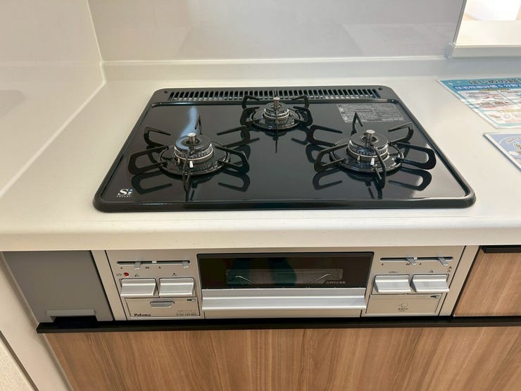 インテリア性に優れた人造大理石製。肌触りがよく、耐久性があり、清掃性にも優れています。