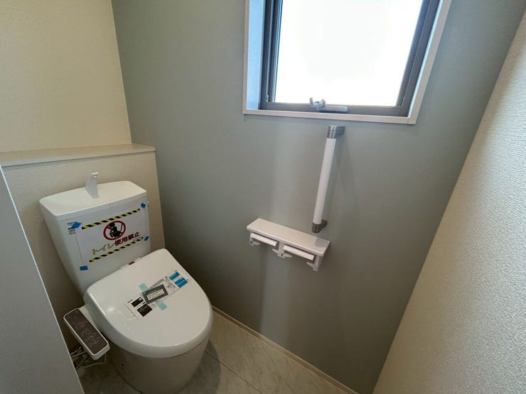 角を極力少なくした、お手入れのしやすい「すっきりクリーンごとく」。3口全てに温度センサーが付き、高温炒め機能付き(右コンロ)。片面焼きグリルも搭載しています。