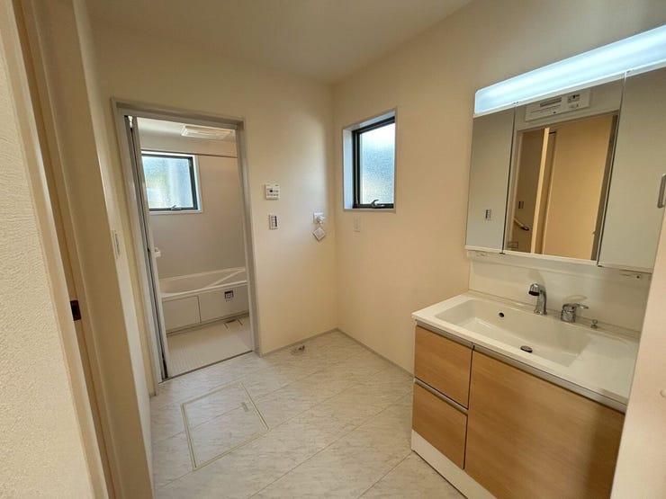 キッチンの表面は水はねや汚れからガードするパネルタイプの壁材を採用。目地が少なく、汚れの拭き取りが簡単です。国土交通大臣認定の防火材料で、熱にも強い。