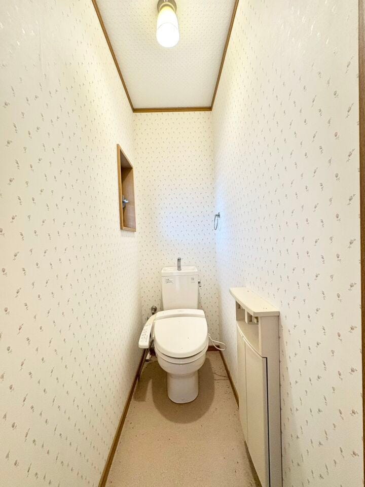 白を基調とした清潔感のあるトイレ