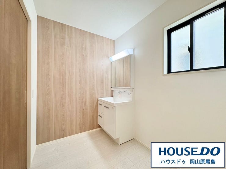 洗面スペースに窓があるので、朝の準備も明るい気分で出来ますね!湿気が溜まりやすい場所でもあるので、換気出来るのも嬉しいポイントです(^^)/