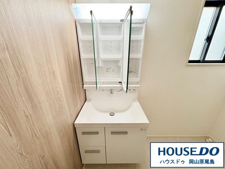 洗面脱衣所は、三面鏡タイプのシャンプードレッサーを完備!
ミラー裏に収納でき、生活感なくすっきり♪