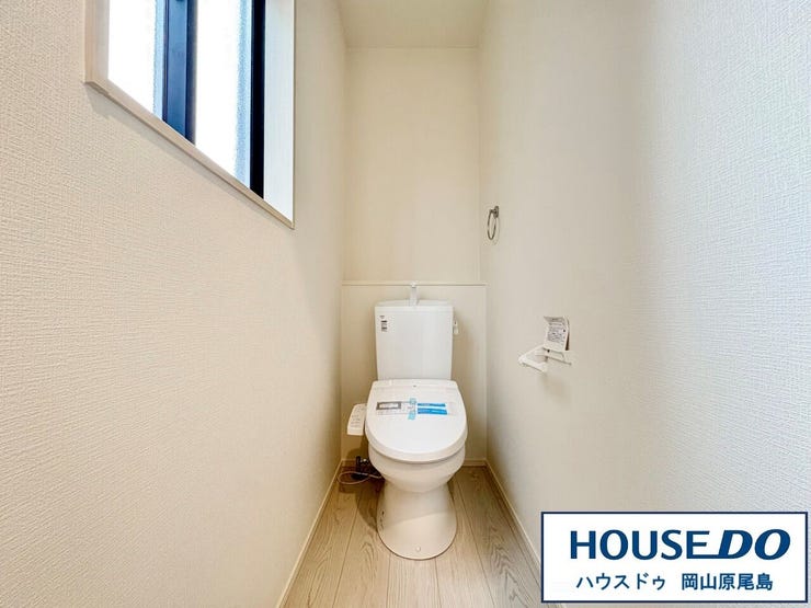 トイレは1階と2階に配置、清潔感のある温水洗浄便座です。