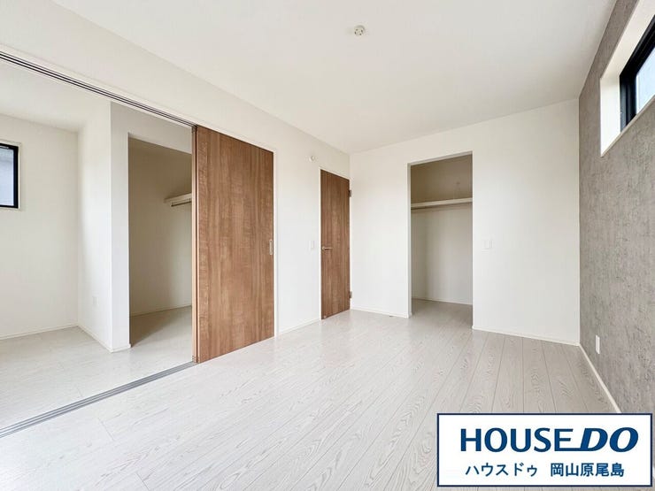 バルコニーと繋がるお部屋ですのでお布団などの大きな洗濯物もそのまま干してフカフカに♪2面採光のため明るく、風通しの良いお部屋です。