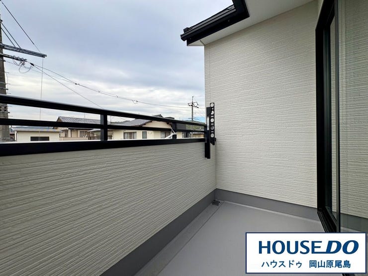 陽当り良好なバルコニーには、洗濯物干しに便利な竿かけも完備しています◎