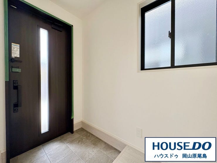 人を迎え入れる最初の場所だからこそ、清潔感がある空間にして頂ける様にゆとりあるシューズボックスを設置しました。おでかけの時も帰った時も、「我が家」を最初に感じでもらえる素敵な空間に♪