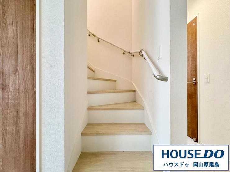 手摺り付きで子供さんの往来も安心です!明るい窓からの自然光が、階段を優しく照らし、開放感のある空間を演出します。