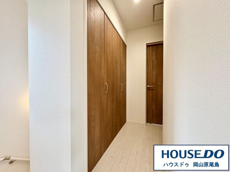 2階廊下には、掃除道具などの保管にもおススメな大容量の収納スペースがあります♪