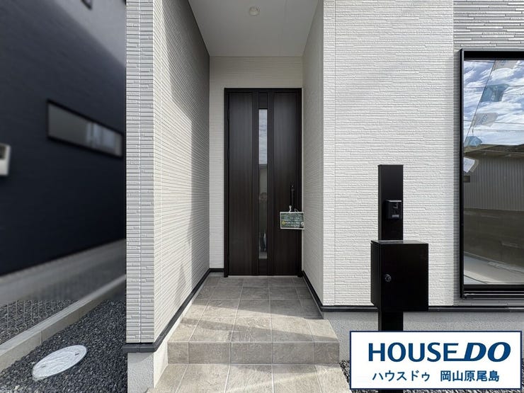 屋根付きなので、雨の日も傘の開閉や鍵の出し入れ時も濡れずに快適♪