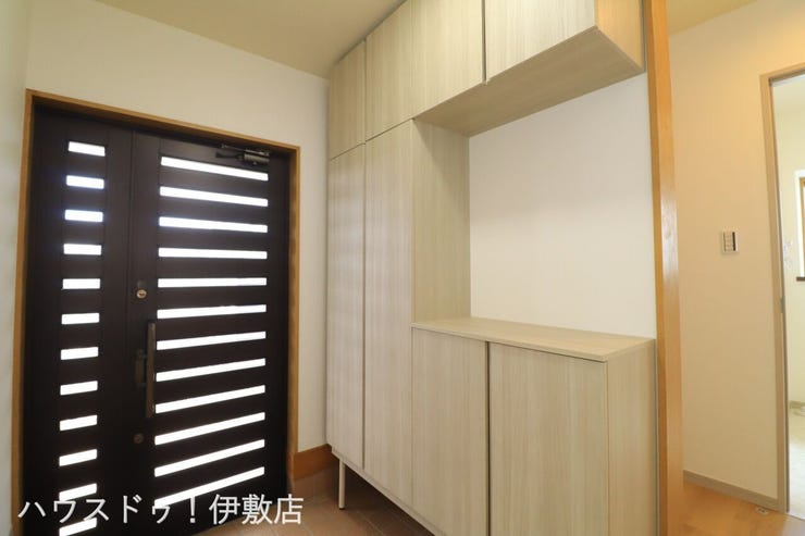 【玄関】
高さのあるシューズボックス付き!家族みんなの靴など収納可能です
